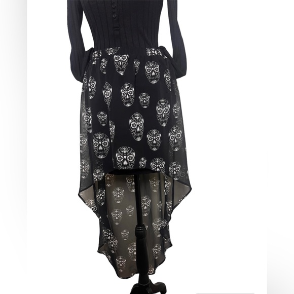 H&M sugar skull Skirt - Picture 1 of 1